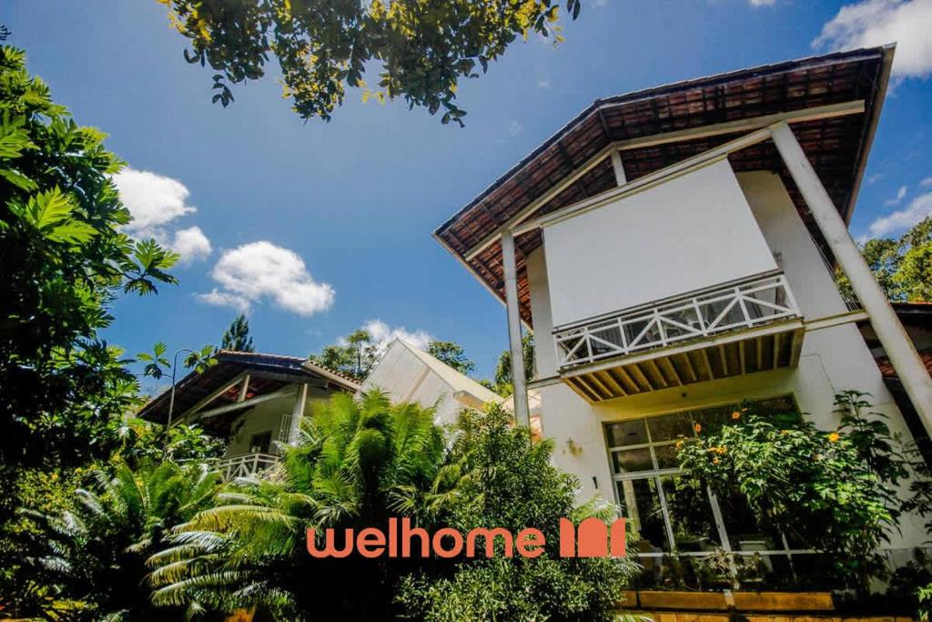 GuaramirangaにあるCasa em Guaramiranga com Piscina Cobertaの前に看板がある建物