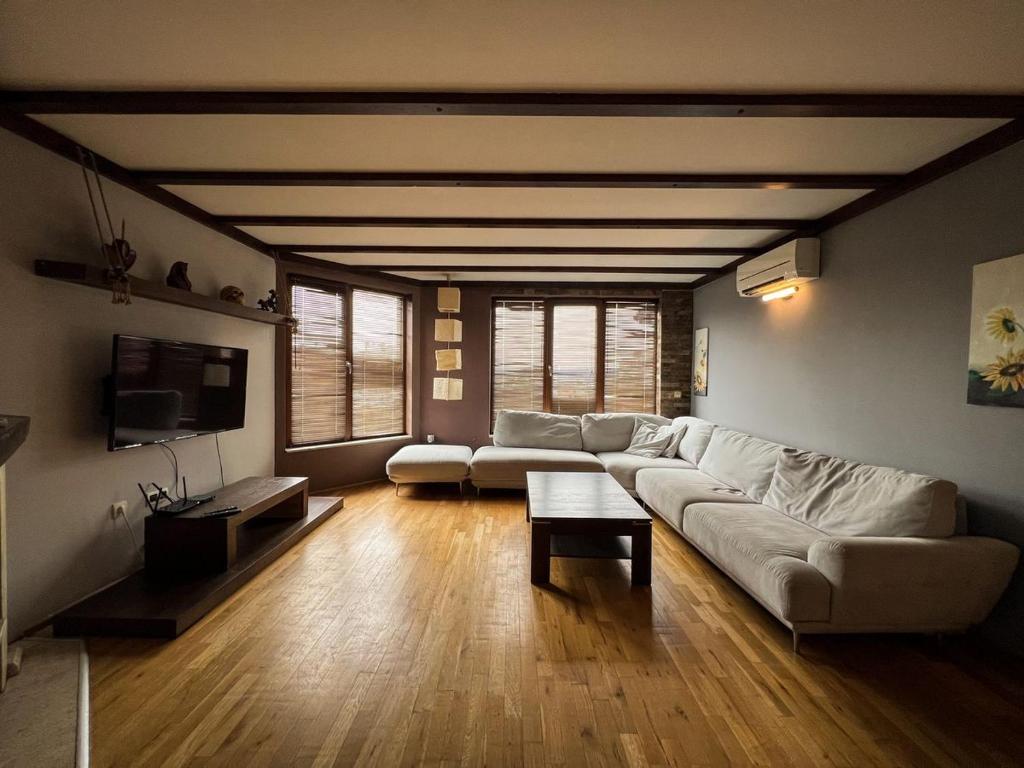 una sala de estar con un sofá y una mesa en Casa Raya, en Varna