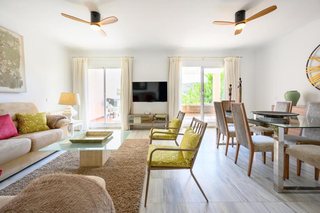 ein Wohnzimmer mit Sofa und Tisch in der Unterkunft VILLA INTMA - GOLF - POOLS - near Mijas, Marbella, Fuengirola - Fully Equipped in Alhaurín el Grande