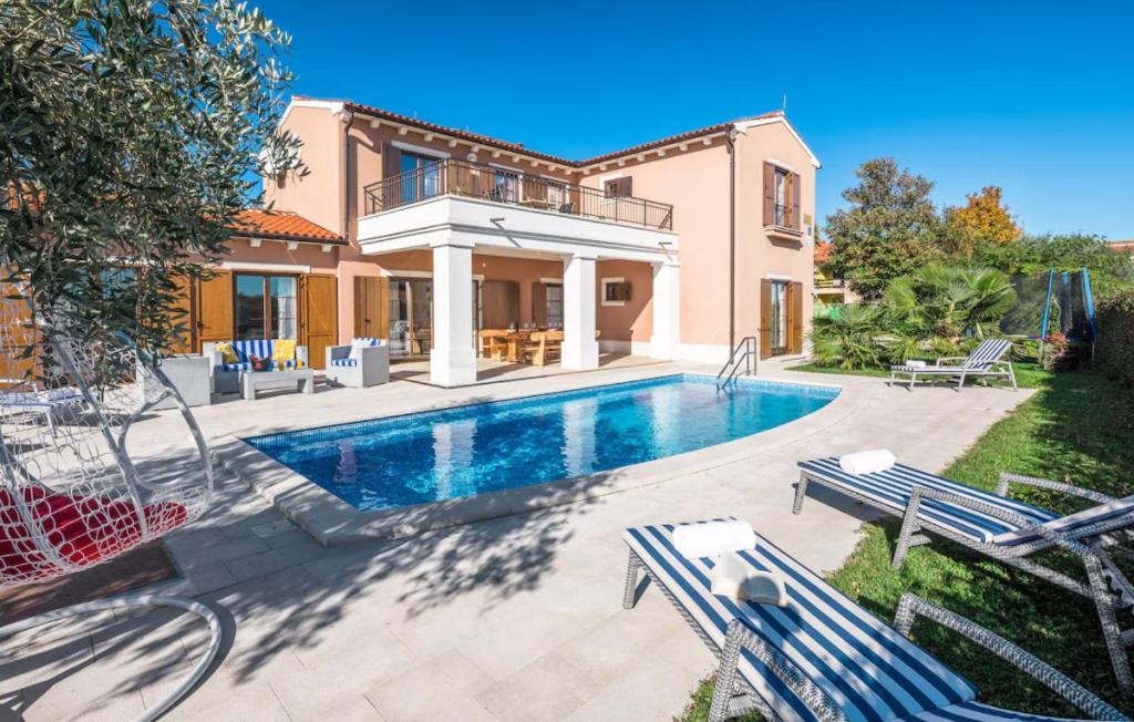 Bazén v ubytování Villa Kanco by Villas Guide nebo v jeho okolí