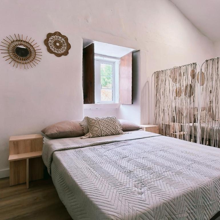 Ένα ή περισσότερα κρεβάτια σε δωμάτιο στο Casa de Pedra