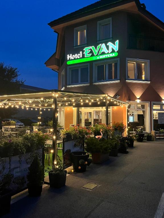 托波尔恰尼Hotel Evan u Hoffera的一家酒店，门前有霓虹灯招牌