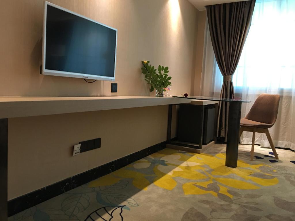 TV a/nebo společenská místnost v ubytování Shenzhen Kaili Hotel, Guomao Shopping Mall