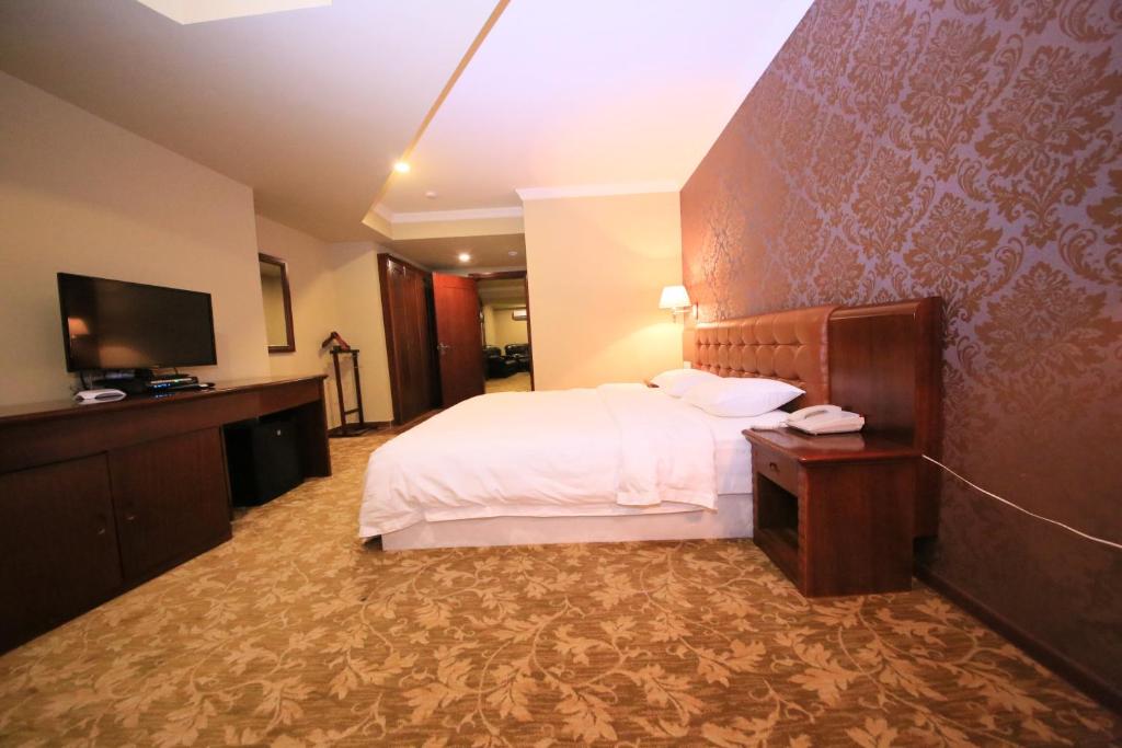 Postel nebo postele na pokoji v ubytování Borjomi Palace Health & Spa Center