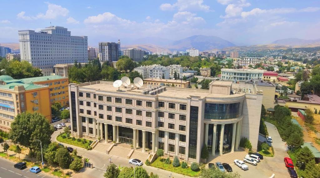 una vista aérea de un edificio en una ciudad en Kohi Afsaron, en Dushanbe