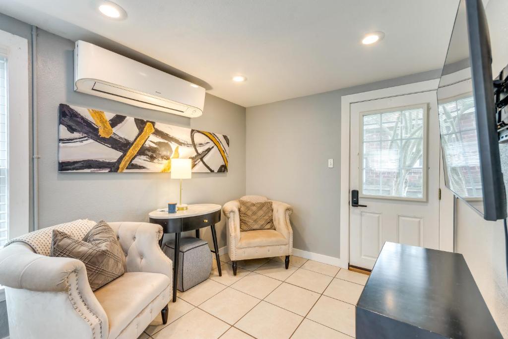 een woonkamer met een bank en een tafel bij 2 Mi to Dtwn Pensacola Dog-Friendly Apartment in Pensacola