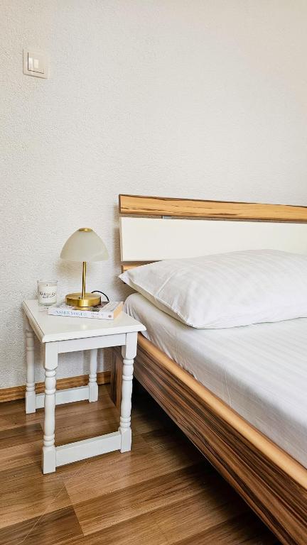 Giường trong phòng chung tại One-Bedroom Apartment, 10min from the City Center