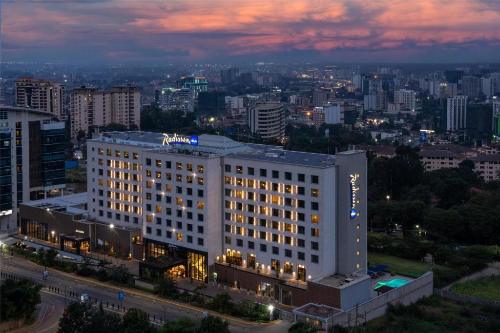 内罗毕Radisson Blu Hotel, Nairobi Upper Hill的一座白色的大建筑,城市里灯火通明