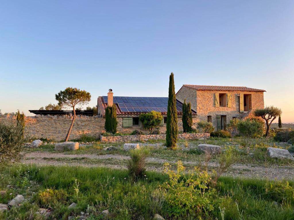 une maison au milieu d'un champ avec des arbres dans l'établissement Bergerie bonheur!, à Port-la-Nouvelle