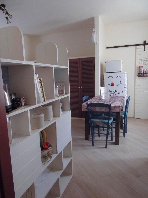 a living room with a table and a dining room at Un letto nel cortile in Bereguardo