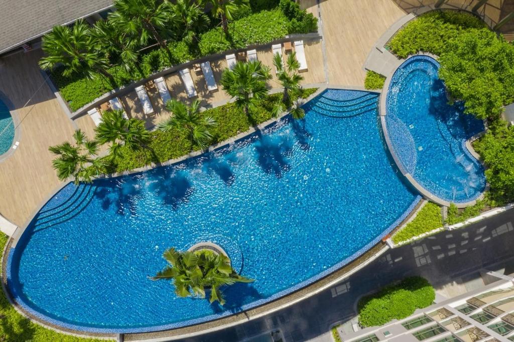 Kolam renang di atau dekat dengan Amazing Pool and Luxury Condo Unit Near Phrom Phong BTS