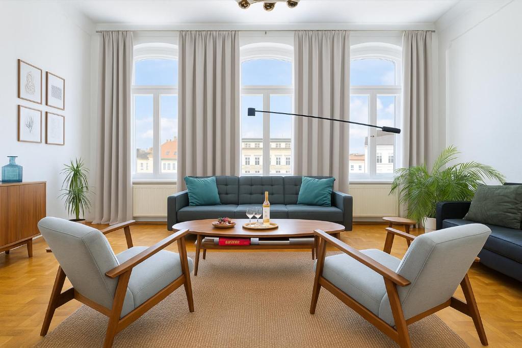 Una sala de estar con un sofá, una mesa y sillas. en Hej Bydgoszcz - Apartament XL na Starym Rynku, en Bydgoszcz