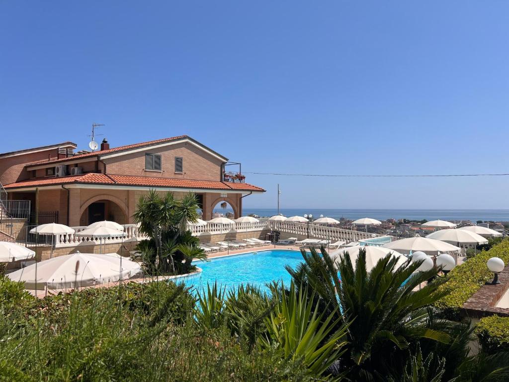 Bazén v ubytování Heleni Apartment nebo v jeho okolí