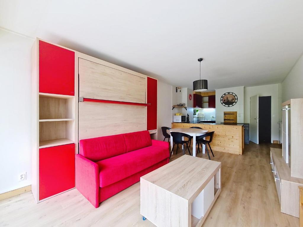 un salon avec un canapé rouge et une table dans l'établissement SOLARIUM SR11 COSY & VIEW 5 pers, à Châtel
