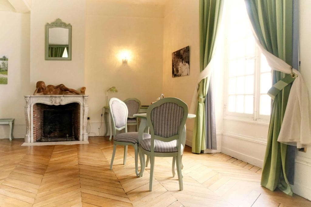 Logis Hôtel Le Relais Louis XI - Privilège Double Room