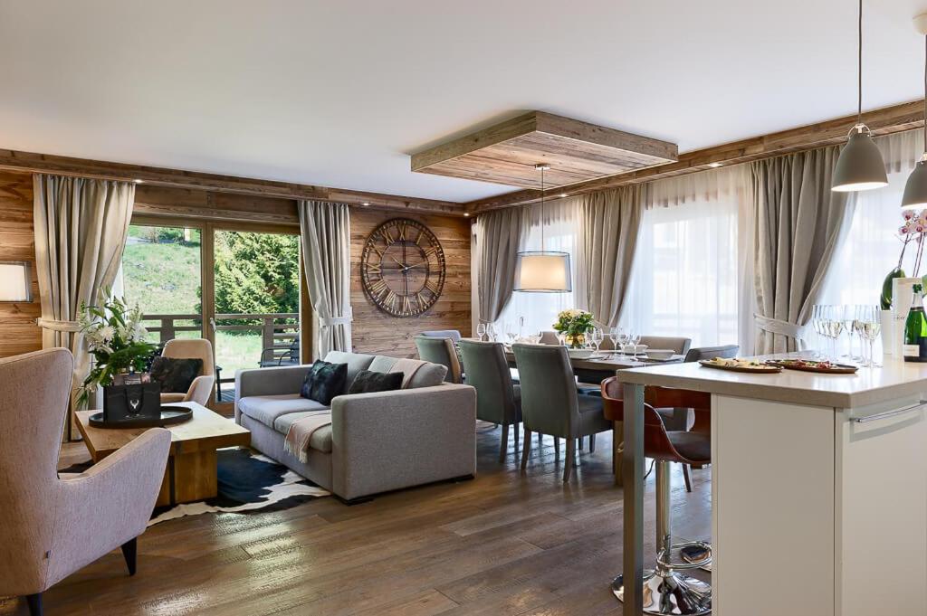 ein Wohnzimmer mit Sofa und Tisch in der Unterkunft Kangto by Alpine Resorts in Les Gets