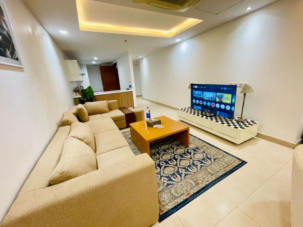 Телевизор и/или развлекательный центр в Homies Apartments in DHA phase 4 Gold crest Mall