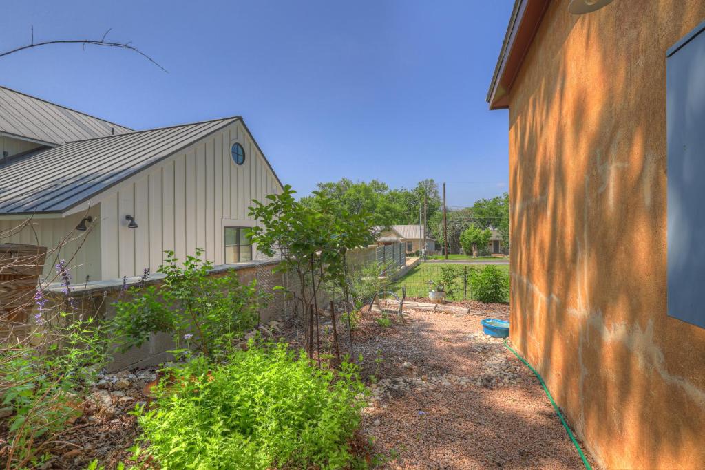 Κήπος έξω από το Tejas Suite Walking Distance to Main St!