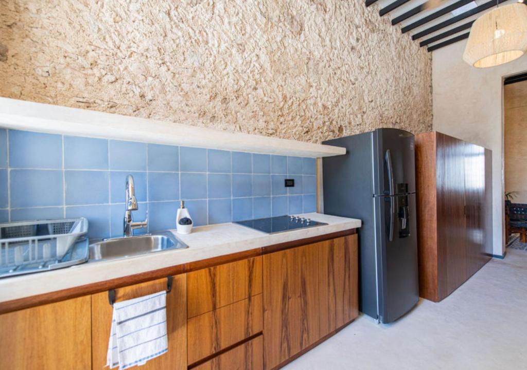 una cocina con fregadero y refrigerador en FREE PRIVATE PARKING Casa Trova en Santa Lucía Centro Mérida, en Mérida