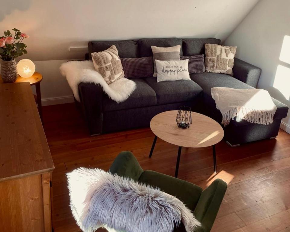 a living room with a couch and a table at Ferienwohnung Vierländereck nahe Winterberg in Elpe
