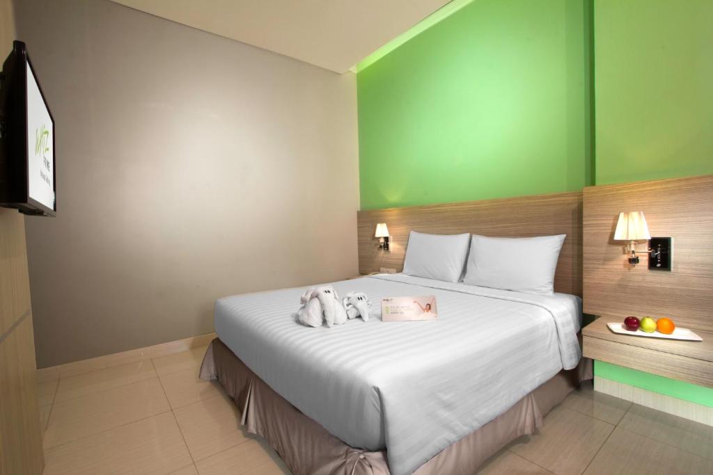 Postel nebo postele na pokoji v ubytování Whiz Prime Hotel Kelapa Gading