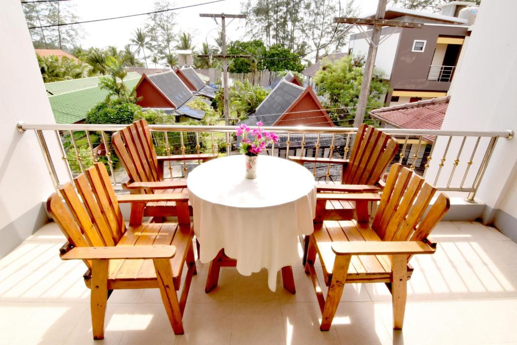 Deng's kamala beach Guesthouse - 12