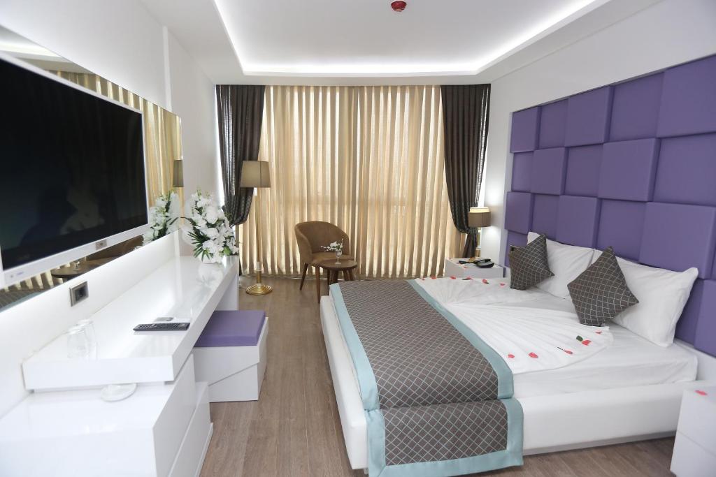 TV a/nebo společenská místnost v ubytování Elips Royal Hotel & SPA