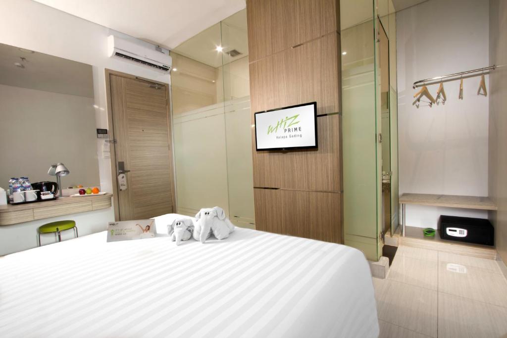 Postel nebo postele na pokoji v ubytování Whiz Prime Hotel Kelapa Gading
