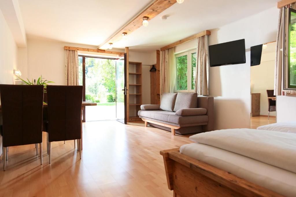 TV a/nebo společenská místnost v ubytování EuroParcs Wörthersee