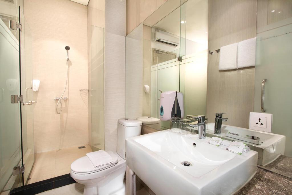 Koupelna v ubytování Whiz Prime Hotel Kelapa Gading