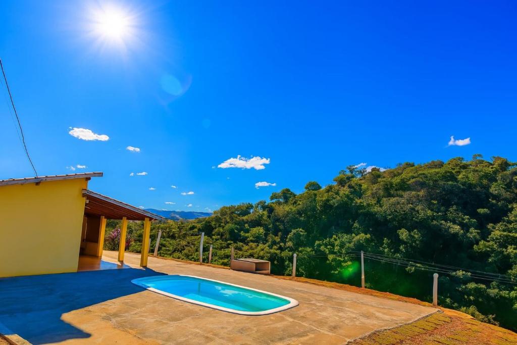 a swimming pool on the roof of a house at Pousada Recanto Dilello in Socorro