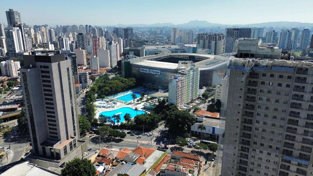 eine Luftaufnahme einer Stadt mit Gebäuden und einem Pool in der Unterkunft TrevizZo Allianz Parque Palmeiras in São Paulo
