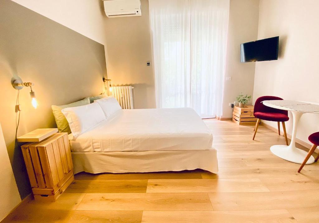 une chambre avec un lit et une table avec une chaise dans l'établissement cozy isola garden, à Milan