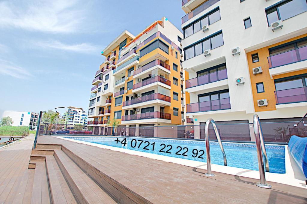 una piscina frente a unos edificios en Swimming Pool & Waterfront flat, en Mamaia