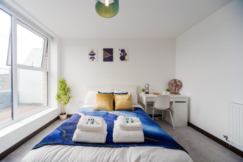 En eller flere senge i et værelse på Step Free -Fully Private -Equipped Kitchen- 2 Bed 2 bath Dartford London Flat -Winterland at Bluewater -15 mins Tower of London and London Museum in 50 mins