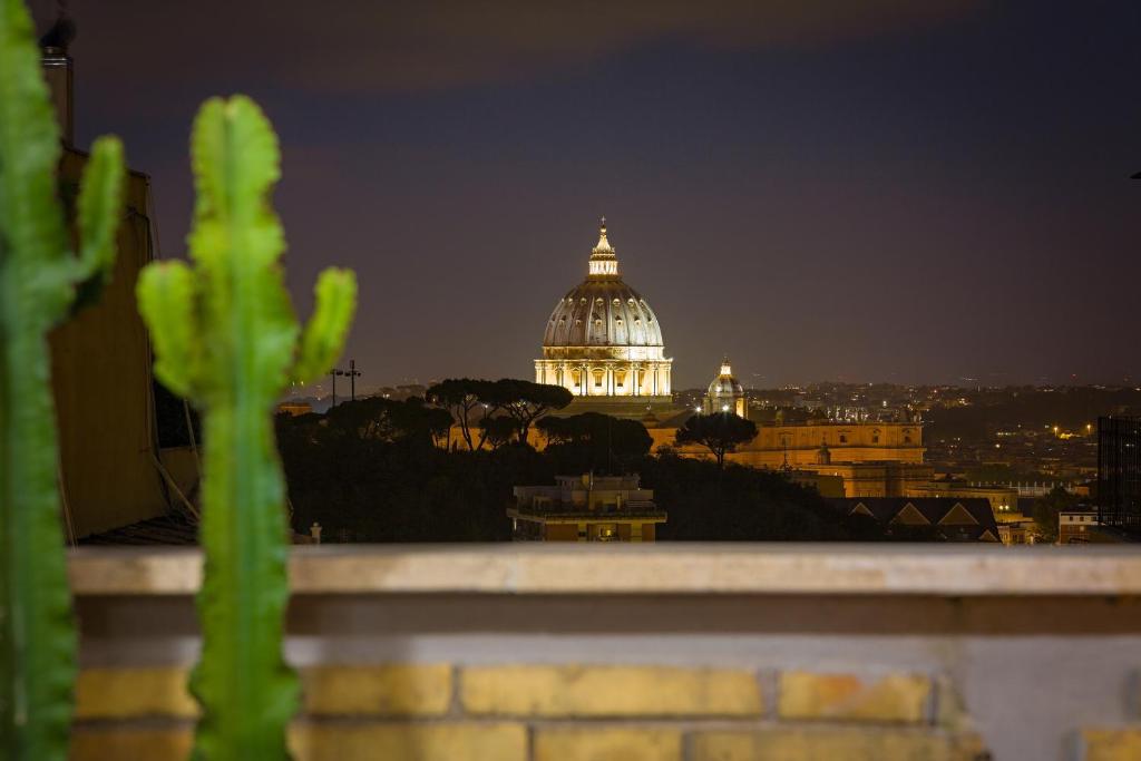 ローマにあるRome as you feel - Vatican Terrace Apartments with Viewのサボテンの夜景