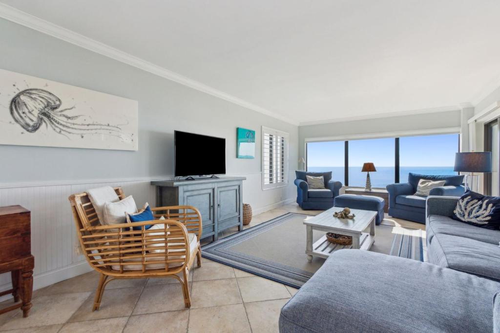 Un televizor și/sau centru de divertisment la Amelia Surf and Racquet Club Condo - Ocean Front - 5th Floor - Pools - Tennis Courts - Sleeps 10