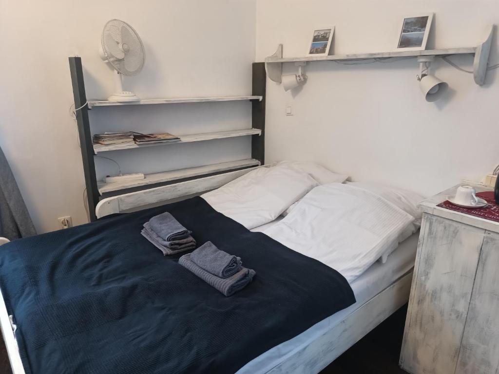 Una cama con dos toallas en una habitación en Studio Stare Miasto, en Varsovia