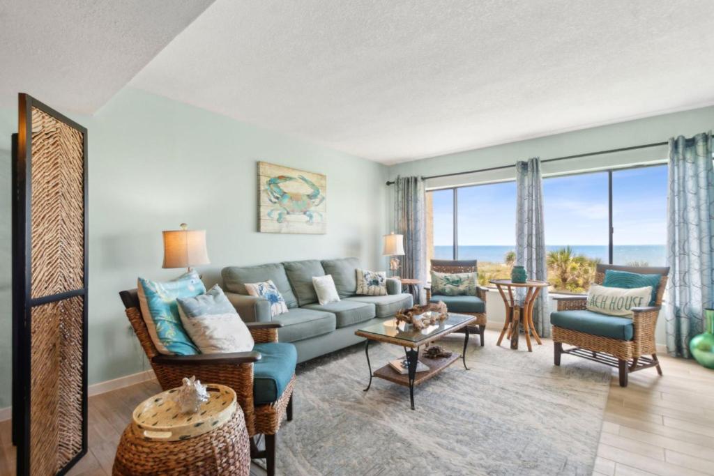 O zonă de relaxare la Amelia Surf and Racquet Club Condo - 3rd Floor Ocean Front - Pools - Tennis Courts - Sleeps 4