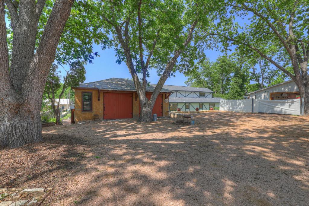 Το κτήριο όπου στεγάζεται  η παραθεριστική κατοικία