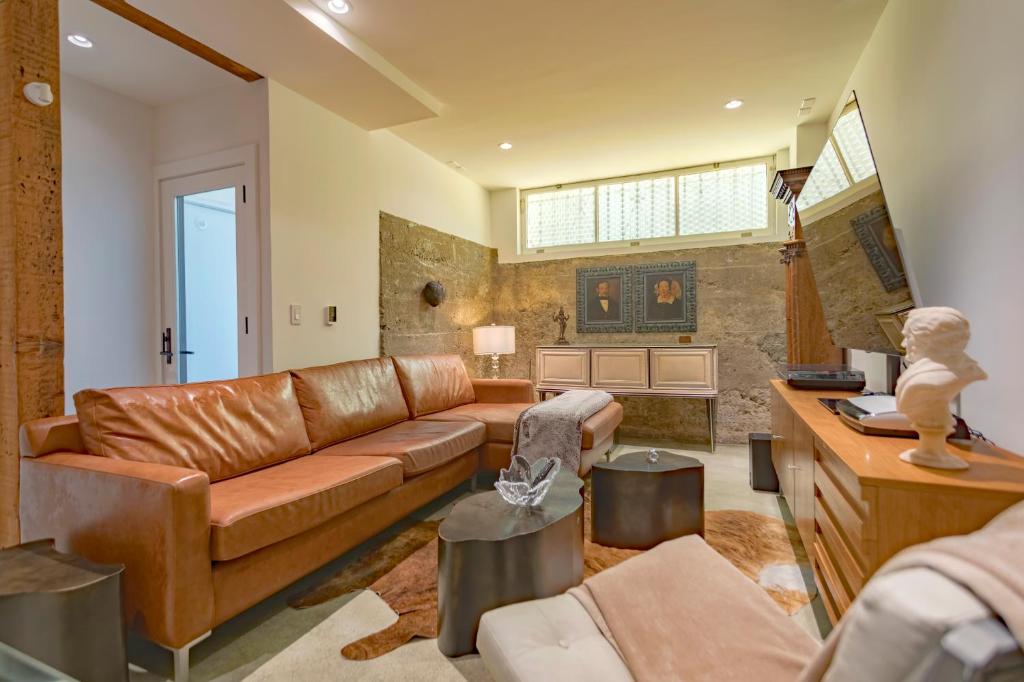 Χώρος καθιστικού στο Open-Plan Gold Rush Suite In Central SF - Location and Luxury