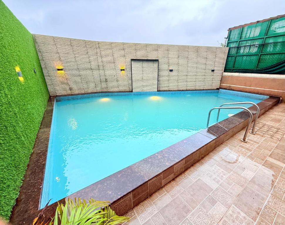 Bazén v ubytování 4bhk Cozy villa by heart Staycation lonavala nebo v jeho okolí
