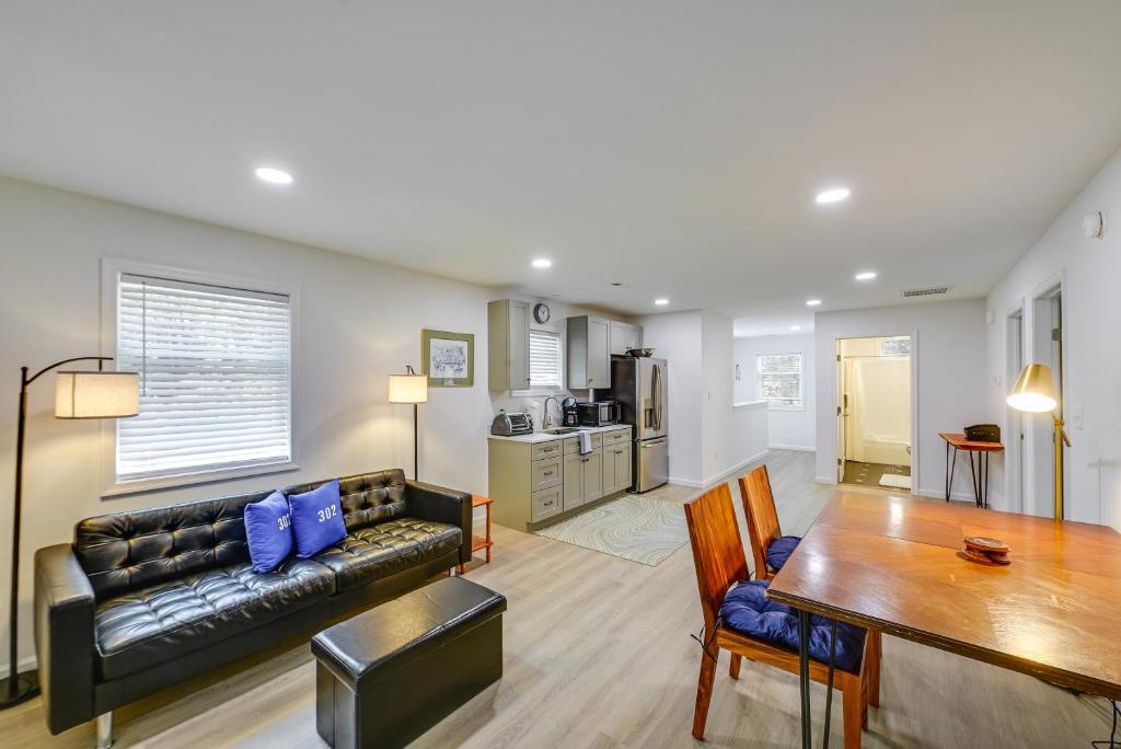 Kuchyň nebo kuchyňský kout v ubytování 4 Mi to Rehoboth Beach Cozy Coastal Apt!