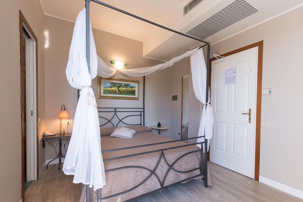 Hotel Trevi Riccione, in centro sul mare con cucina - Resim 6