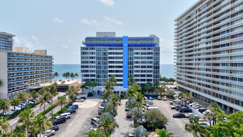 una vista aérea de una ciudad con palmeras y edificios en Ocean Manor Beach Resort, en Fort Lauderdale