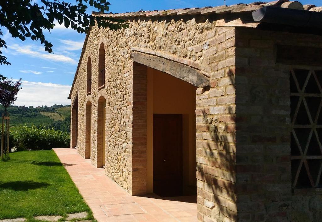 uma vista para o exterior de um edifício de pedra com uma grande porta em Capanna 1826 em San Gimignano