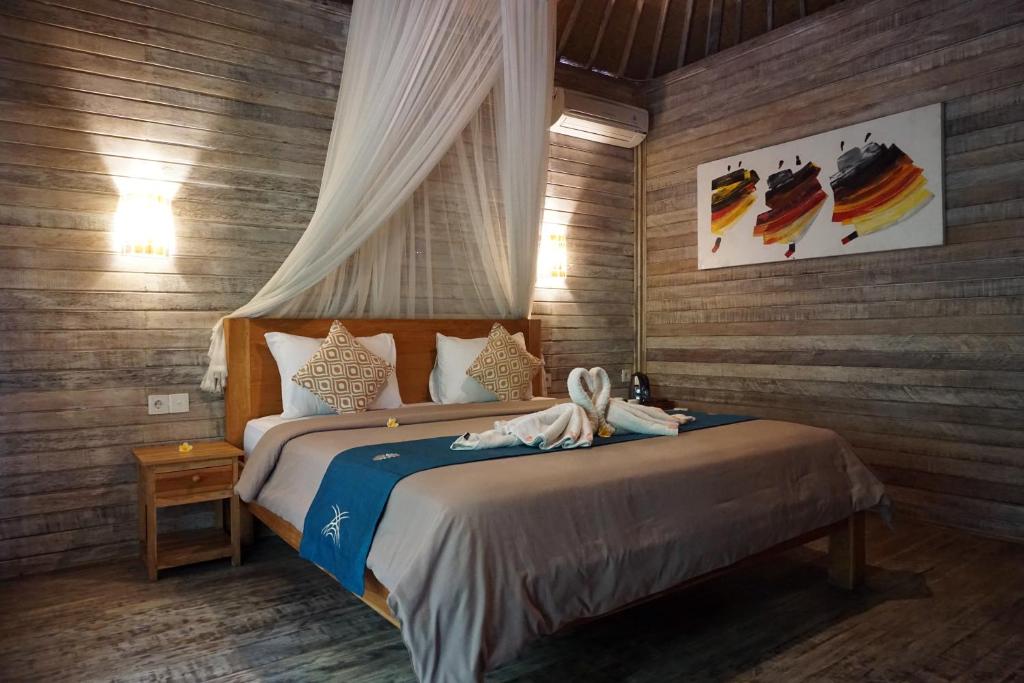 Un dormitorio con una cama grande con ventana. en Kama Nusa, en Nusa Lembongan