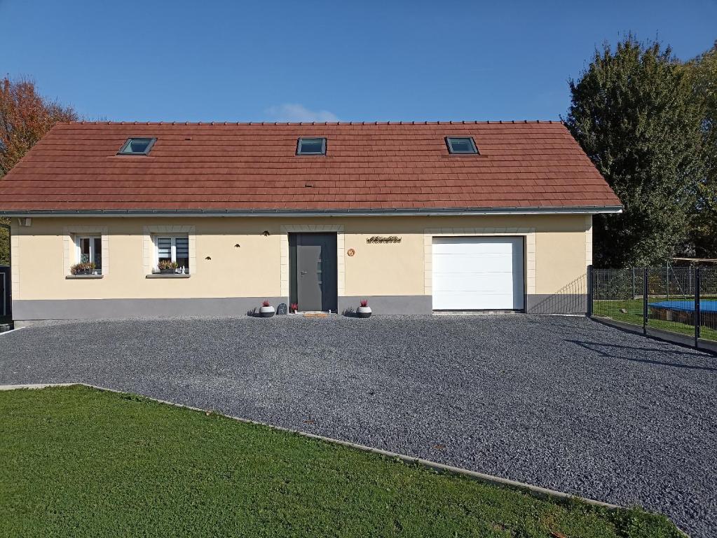 una casa con garaje y entrada en Gîte - Le Clos de R & R, en Cambron