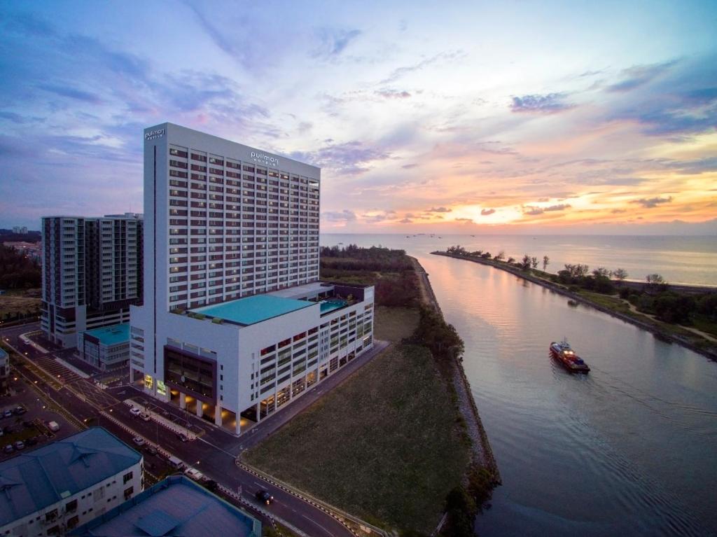 Výhled na řeku, která protéká v blízkosti hotelu