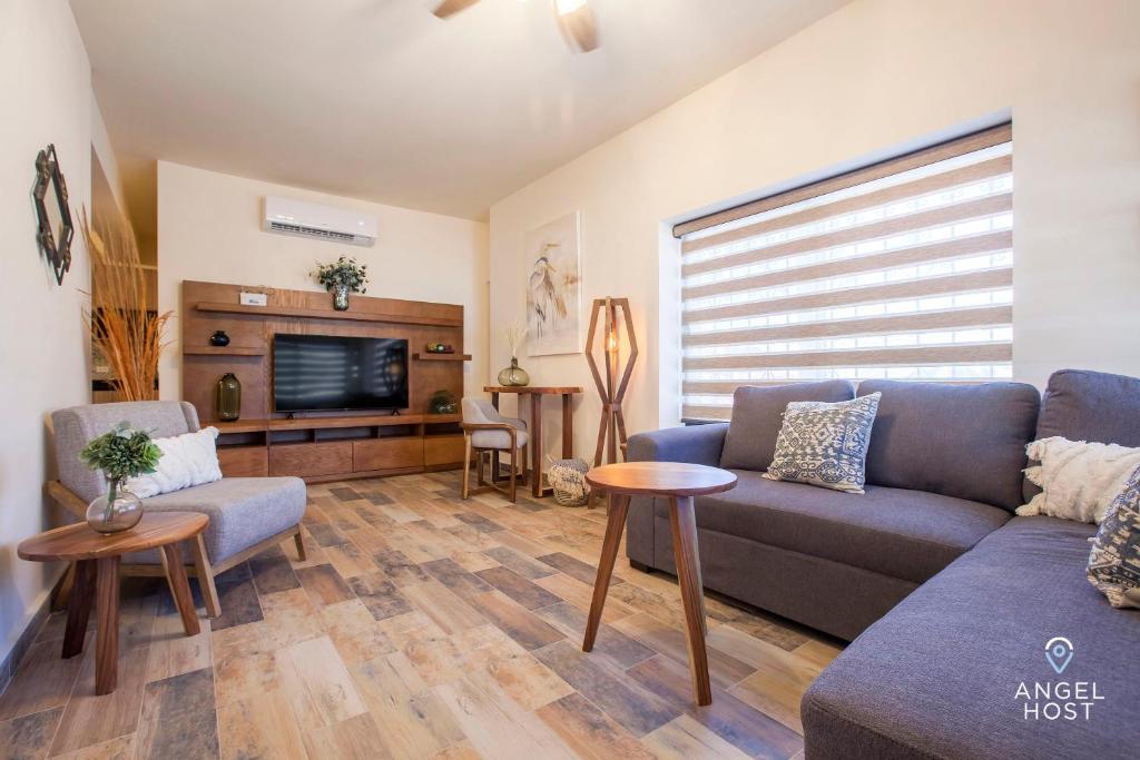 TV a/nebo společenská místnost v ubytování Prime Location 1 Block to Malecon Smart TV & WiFi